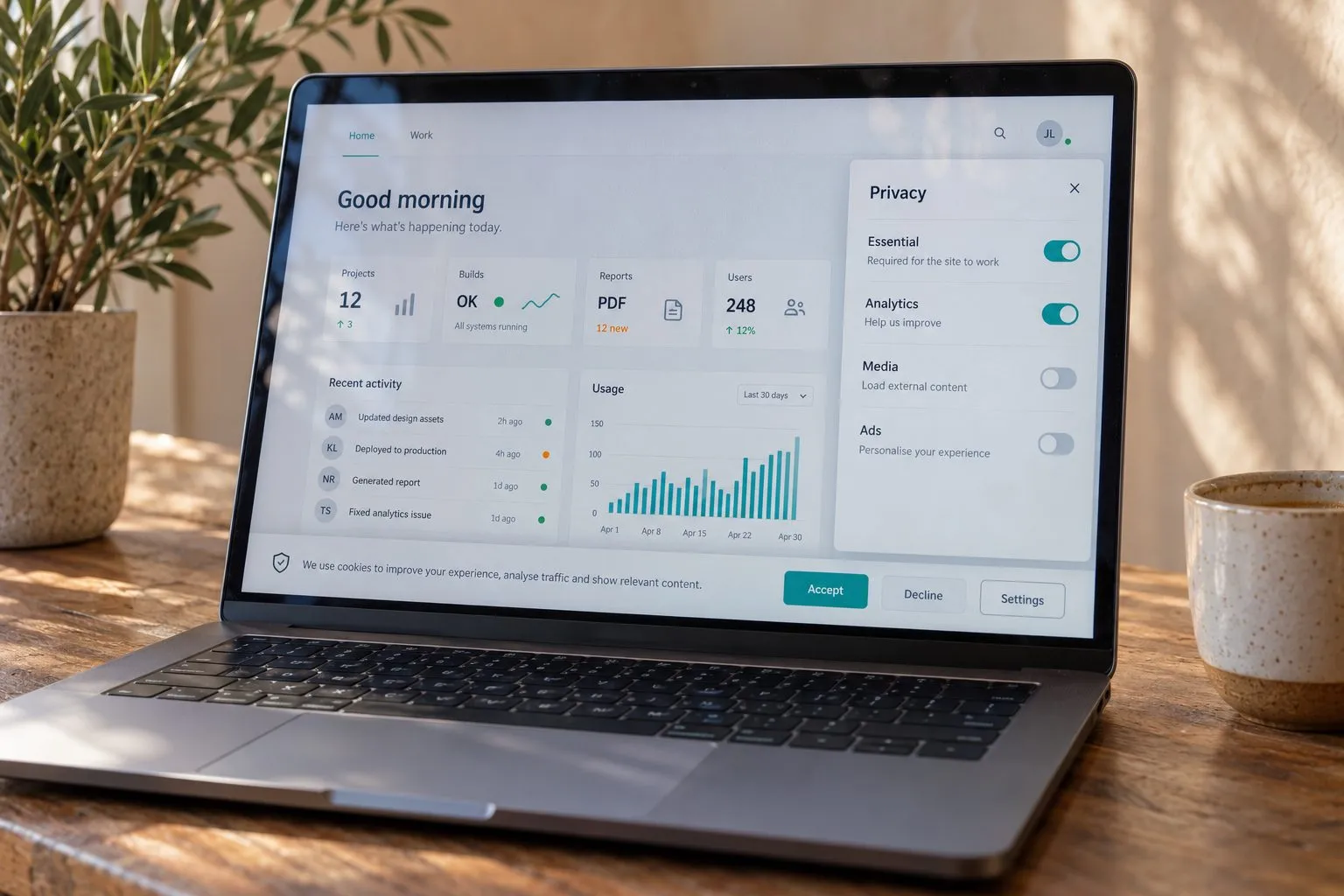 Website mit Cookie-Banner und Datenschutz-Einstellungen mit Schaltern am Laptop